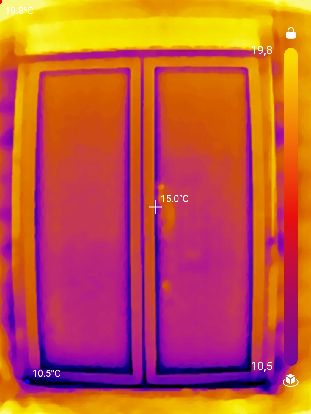 Realna termografska fotografija zunanjega okna s toplotno izgubo ob robovih okvirja